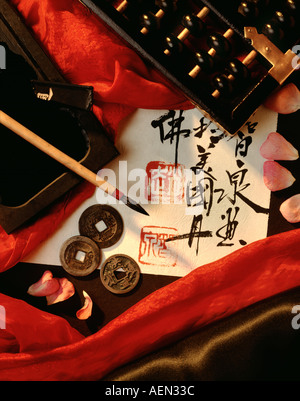 Still Life of Chinese coins avec la calligraphie Banque D'Images