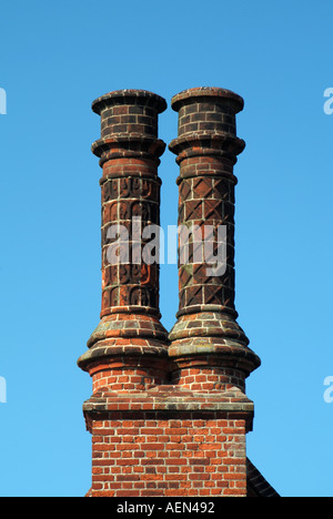 Deux d'un genre de conception ornementale de cheminées de cheminée de briques sur le Moot Hall Aldeburgh Suffolk East Anglia Angleterre Banque D'Images