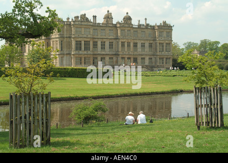 Longleat Elizabethan Country House & Maison majestueuse anglaise façade est reflétée dans le lac de la marquis de Bath près de Warminster Wiltshire Angleterre Royaume-Uni Banque D'Images