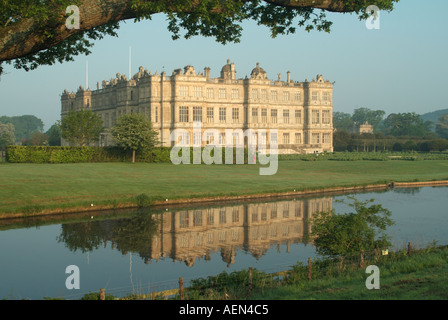 Longleat Elizabethan Country House & English majestueuse home East façade reflétée dans la maison de lac du marquis de Bath près de Warminster Wiltshire Angleterre Royaume-Uni Banque D'Images