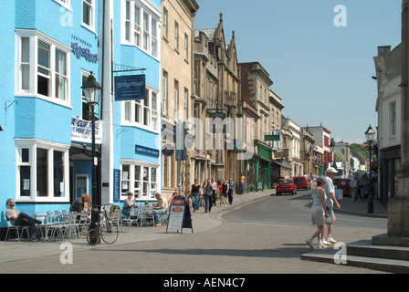 Le centre-ville de Glastonbury avec les tables de la chaussée Banque D'Images