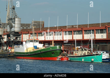 Princes Wharf Bristol Industrial Museum situé au bord de l'eau dans l'ancienne zone portuaire bateaux amarrés les grues et les wagons de chemin de fer Banque D'Images