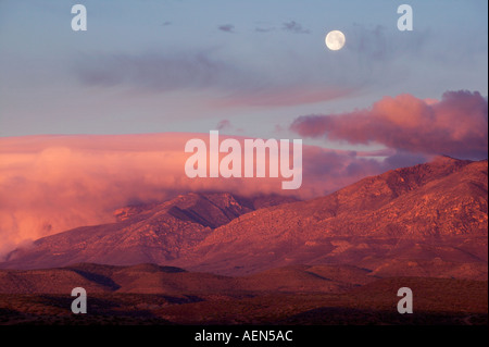 Réglage de la lune sur les montagnes Guadalupe Guadalupe Mountains National Park, Texas, USA Banque D'Images