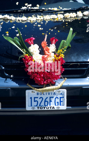 Capot de voiture décorée de fleurs, Copacabana, Bolivie Banque D'Images