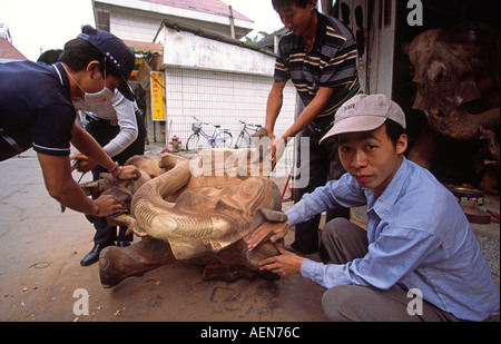 Chine Yunnan Artisanat Jinghong en bois ponçage sculpture éléphant Banque D'Images