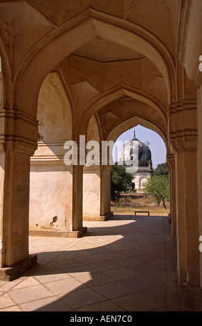 Inde Andhra Pradesh Hyderabad Qutb Shahi Tombs colonnade Banque D'Images