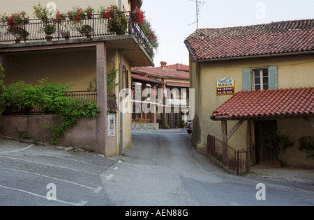 Dans la rue du village de vin, vin de Medana Brda, région de Primorska, Slovénie Banque D'Images