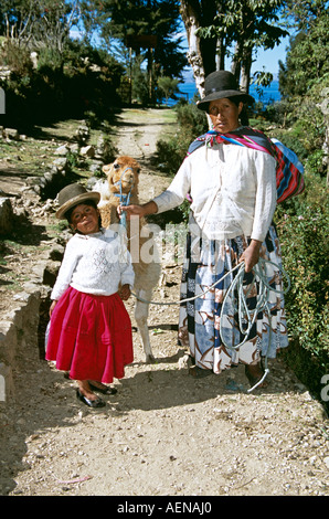 Mère, fille et de lamas, complexe culturel Inti Wata, île du soleil, lac Titicaca, près de Copacabana, Bolivie Banque D'Images