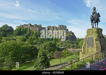 Le Château d'Édimbourg vue de Princes Street Gardens avec le Royal Scots Greys droit Memorial Banque D'Images