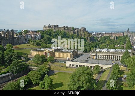 Une splendide vue sur les Galeries nationales d'Écosse, le château d'Édimbourg et Princes Street Gardens Banque D'Images