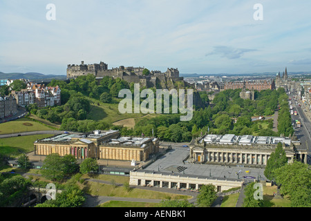 Une splendide vue sur les Galeries nationales d'Écosse, le château d'Édimbourg et Princes Street Gardens Banque D'Images