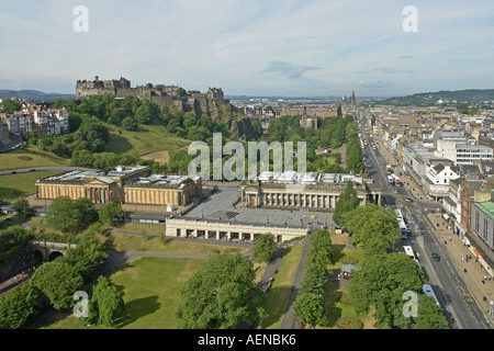 Une splendide vue sur les Galeries nationales d'Écosse, le château d'Édimbourg et Princes Street Gardens Banque D'Images