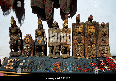 Cadeaux en bois sculpté à l'extérieur de cadeaux, Pisac Pisac, Marché, près de Cusco, Pérou Banque D'Images