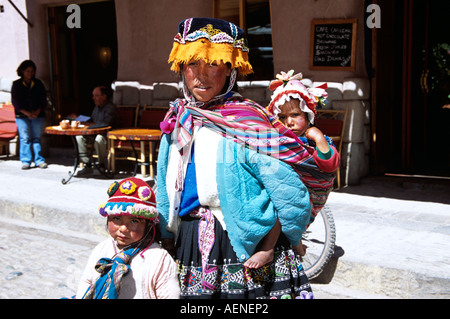 Mère et enfants se tenant dans la rue, Pisac, près de Cusco, Pérou Banque D'Images