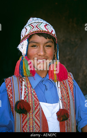 Garçon péruvien portant un chapeau traditionnel coloré avec des glands, Pisac, près de Cusco, Pérou Banque D'Images