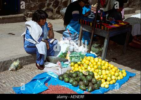 Femme vendant des fruits dans le marché de Pisac, Pisac, près de Cusco, Pérou Banque D'Images