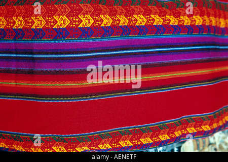 Tissu rayé tissé coloré pour la vente au marché de Pisac, Pisac, près de Cusco, Pérou Banque D'Images