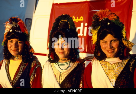 Trois adolescent en vêtements typiquement berbère dans la ville d'Agadir maroc sud Banque D'Images