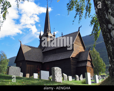 Vieux cimetière avec des pierres tombales autour de l'Église Stave Lom, Lom, Norvège Banque D'Images