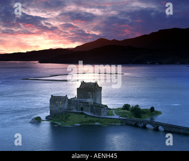 Gb - Ecosse : le château d'Eilean Donan et loch duich au coucher du soleil Banque D'Images