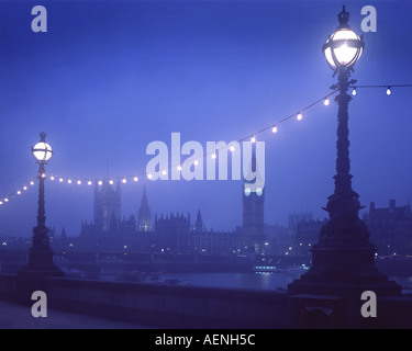 GB - LONDON : Westminster vu de South Bank par nuit Banque D'Images