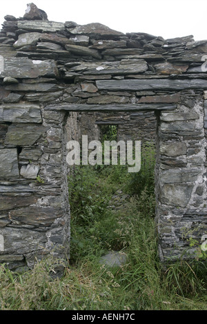 Porte en ruines d'habitation maison traditionnelle de l'île de Man cregneash village l'OIM Banque D'Images