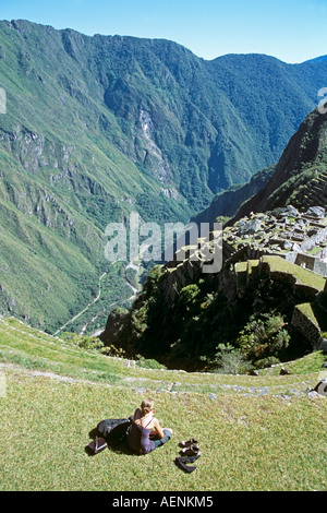 Les ruines Inca de Machu Picchu, terrasses, assis sur terrasse, Pérou Banque D'Images