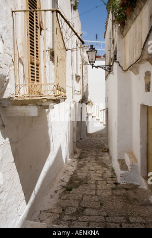 Ruelle de la vieille ville de Salzbourg, les Pouilles, Italie du sud. Banque D'Images