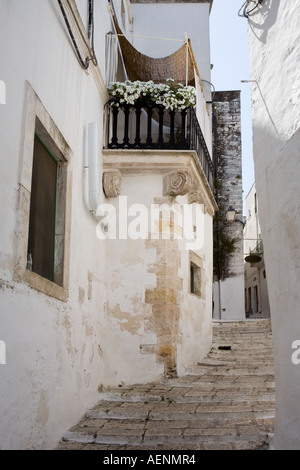 Ruelle de la vieille ville de Salzbourg, les Pouilles, Italie du sud. Banque D'Images