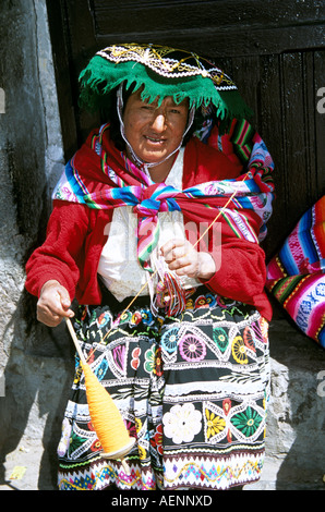 Dame portant des costumes traditionnels colorés, filage de la laine, Cusco, Pérou Banque D'Images