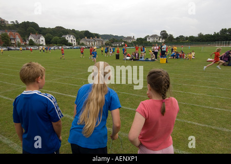 La journée du sport scolaire Ysgol Gymraeg welsh school vicarage Ceredigion Pays de Galles Royaume-uni Aberystwyth champs Banque D'Images