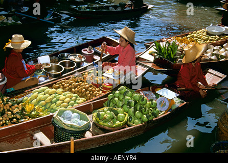 Les femmes, vente de fruits et légumes au marché flottant de Damnoen Saduak, province de Ratchaburi, près de Bangkok, Thaïlande Banque D'Images