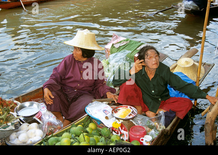 Les femmes, vente de fruits et légumes au marché flottant de Damnoen Saduak, province de Ratchaburi, près de Bangkok, Thaïlande Banque D'Images