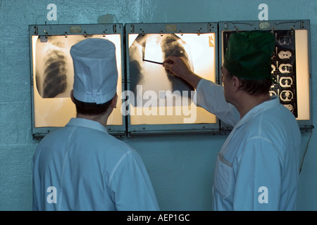 Doctors examining x-ray de tuberculeux en Fédération de l'hôpital. Banque D'Images