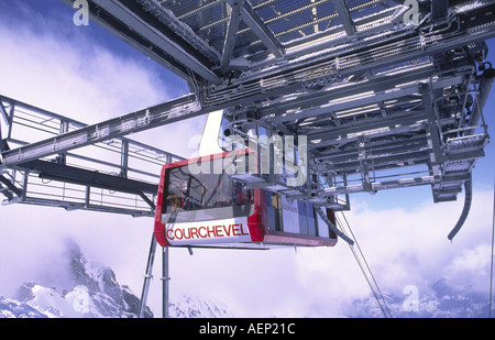 Un câble voiture pleine de skieurs arrive au sommet de la Saulire à Courchevel 1850, dans les alpes françaises Banque D'Images