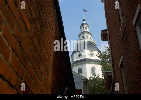 Le dôme de la Maryland State House est vu dans cette vue à la rue principale jusqu'à une allée Banque D'Images