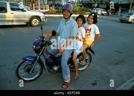 Père et filles assis sur moto, Phitsanulok, Thaïlande Banque D'Images