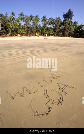 Inde Goa Palolem mots nous aimons Goa écrit dans le sable sur la plage Banque D'Images