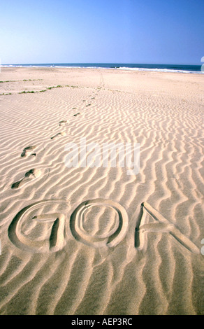 L'Inde Goa mot écrit dans le sable avec la ligne ondulée de pas Banque D'Images