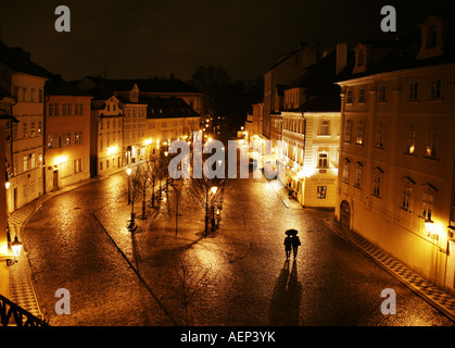 REISE Prag Tschechische Republik Menschen im Regen auf einem Platz in der Prager Innenstadt Banque D'Images