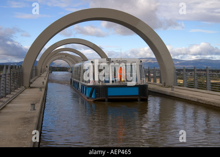 dh Falkirk Wheel CAMELON STIRLINGSHIRE Scottish Tourist Launch Union Canals bateau ascenseur scotland canal viaduct aqueduc lien voie navigable intérieure Banque D'Images