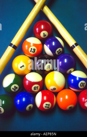 Une vie toujours récréatives colorée à l'aide de boules de billard en rack et traversé cue bâtons. Banque D'Images