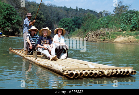 Les touristes en radeau de bambou, Rivière Mae Ping, Mae Ping, près de Chiang Mai, Thaïlande Banque D'Images