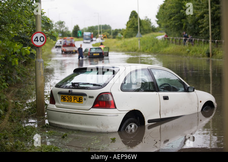 Les eaux de crue et voiture engloutie dans Stroud en cas de conditions météorologiques du mois de juin 2007, UK Banque D'Images