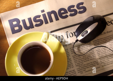 Journal de café et la souris de bureau Banque D'Images