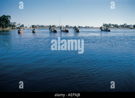 Un groupe de six canots ou mekoro de partir pour un voyage tôt le matin sur le delta de l'Okavango au Botswana Afrique du Sud Banque D'Images