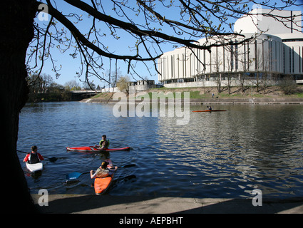 Les canoéistes sur Brda avec Opera House Bydgoszcz Pologne Banque D'Images