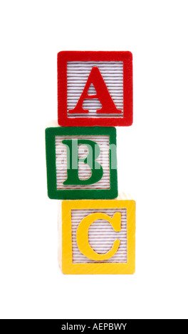 Briques ABC empilés verticalement vieux Blocs Alphabet Isolated Over White Banque D'Images