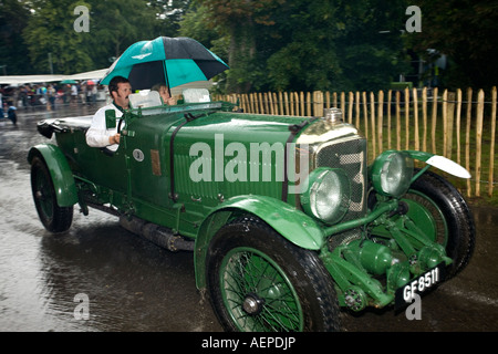 1930 Bentley Speed Six "Ancien numéro trois' laisse un paddock très humides à Goodwood Festival of Speed, Sussex, UK. Banque D'Images