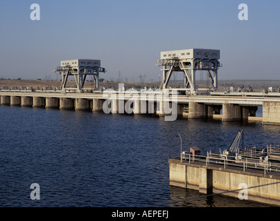 De lourdes crane sur l'Army Corps of Engineers maintenu John jour barrage le long de la rivière Columbia, dans l'Oregon. Banque D'Images